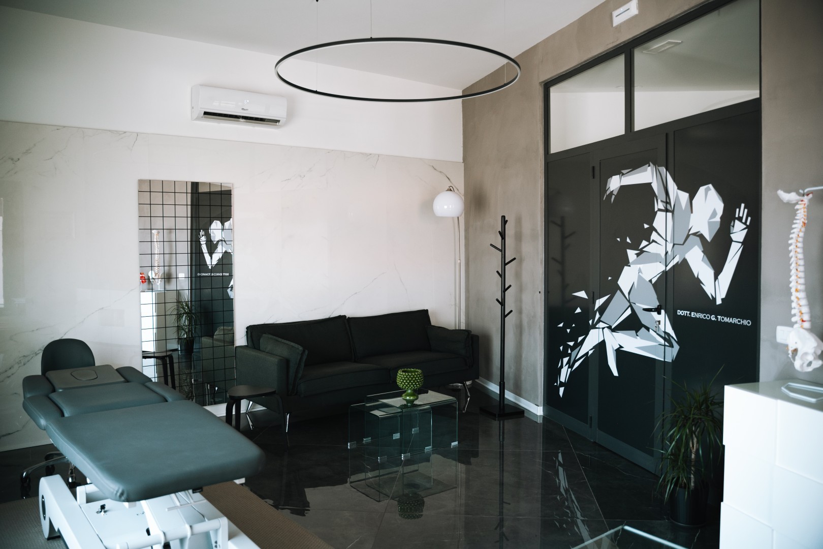 Sala trattamento con divano e lettino