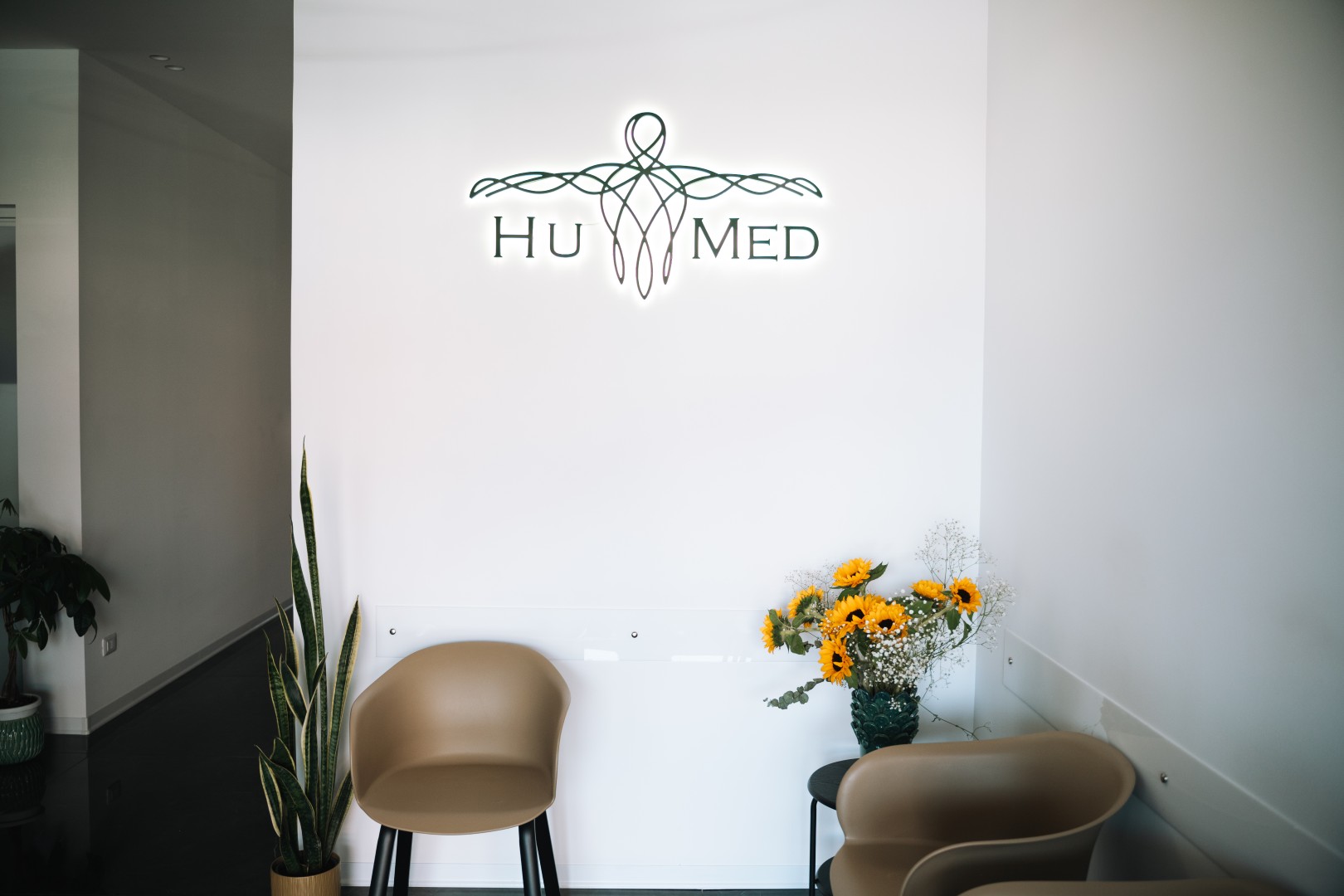 Logo HuMed nella reception del centro