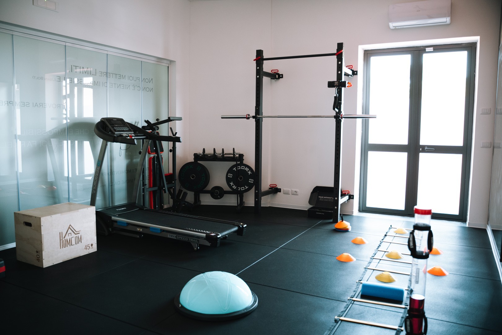 Area palestra con rack e tapis roulant